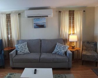 Adorable, cute as a button Keuka Lake view cottage, Close to everything! - Penn Yan - Вітальня