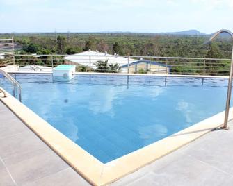 Alegria Whitehouse Mambakkam - Navalur - Piscina