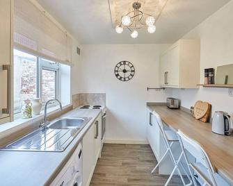 Host & Stay - The Railway Cottage - Saltburn-by-the-Sea - Kitchen