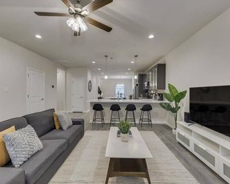 Your Vibrant Dallas Getaway Home - דאלאס - סלון