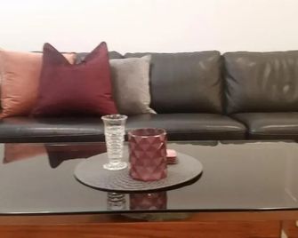 Leisurely Manor - spacious three bedroom home in Fremantle - 弗里曼特 - 客廳