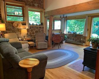 4 Bed Lodge/1 Bed Cottage- 5 Star Read Reviews Book Now for Labor Day- Fall 2024 - Bear Lake - Living room