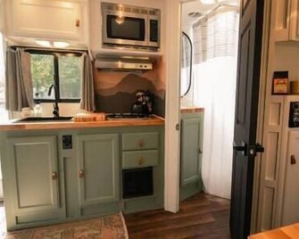 RV Glamping w/ Cowboy Tub, Lawn Games & Firepit - Deseronto - Kitchen