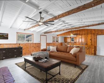 Cozy Cabin with Historic Charm and Large Fireplace - Warner Springs - Sala de estar