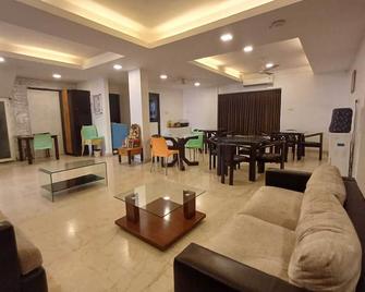 D And A Boutique Hotel - Pallāvaram - Sala de estar