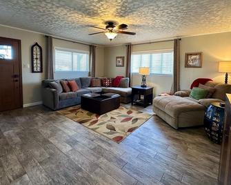 Tranquil Hill Country Escape: Pet-Friendly, Near Wineries, & Stellar Stargazing! - Stonewall - Patio