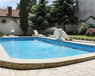 Guest House 'Momchil' - Sofia - Zwembad