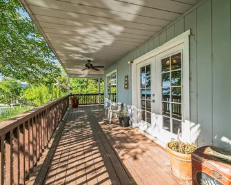 Lakeside Retreat With Private Boat Ramp 3 Bedroom Home by RedAwning - Clearlake - Balcony