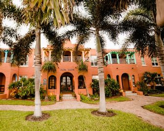 Spacious 2BR Historic Retreat - Poolside Unit in Port Isabel near South Padre - Port Isabel - Bâtiment