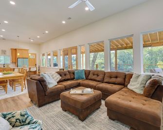 Modern, Riverfront Family House with Balcony and Grill - Arkadelphia