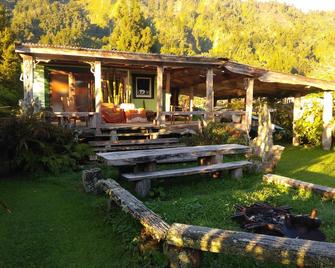 Wildside Lodge (romantic off-grid cabin) - Harihari