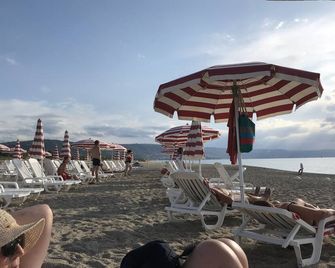 Stunning studio holiday apartment for 2/3 on resort, close to beach with 2 pools - Pizzo - Strand