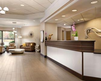 Radisson Hotel Akron/Fairlawn - Akron - Front desk