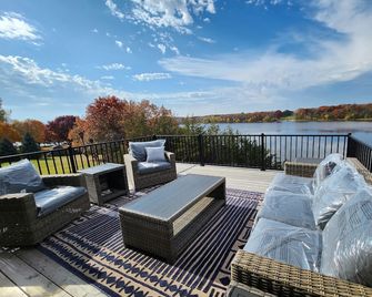 Stunning Lake Home! Sleeps 12, 4 Full Bathrooms on 3 Acres! - Clearwater - Balcony