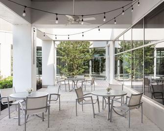 Delta Hotels by Marriott Woodbridge - Iselin - Binnenhof