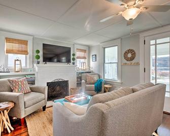 Cozy Coastal Cottage: 5 Mi to Narragansett Beach! - Narragansett - Living room