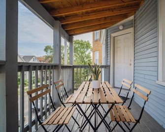 Fun and Stylish 3BR in Logan Square! Near Wrigleyville! - Chicago - Balcón