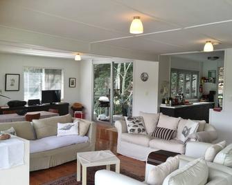 Latitude 33 . Arrive By Boat . Hawkesbury River . Private Waterfront W Jetty - Brooklyn - Living room