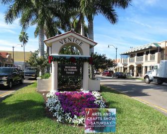 Walk to Beach & Historic Downtown Venice - Rennovated 2 Bed, 2.5 Ba, off-st pkg - Venice - Building