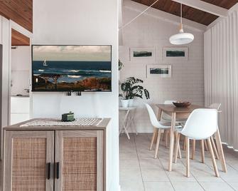 Pippi Beach Apartment - Yamba - Dining room