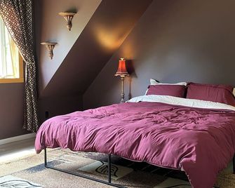 Secluded Retreat near Nelson & Castlegar with Fire Pit, 3 mins from the Beach! - Castlegar - Schlafzimmer