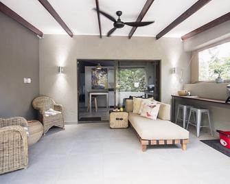 Birds Babble Self Catering - Nelspruit - Oturma odası