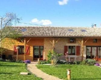 Small Gite de France, 3 Epis, at the heart of the Poitou-Charentes, all year - Lezay - Edificio