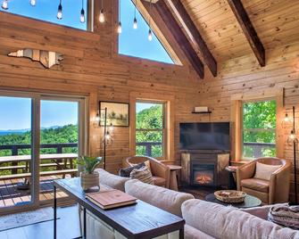 Laughing Logs: Mountain Cabin with Hot Tub, Games, & Stunning Views - Marion - Living room