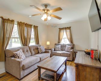 Lakes, Whiskey & More! Charming Home in Tullahoma - Tullahoma - Sala de estar
