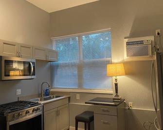 Studio near Garden of the Gods unit A - west studio - Colorado Springs - Cocina