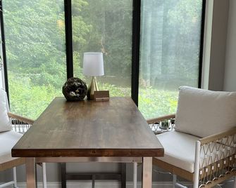 Nature and Wine Lover’s Paradise—5BR Home with Hot Tub, Sauna & Creek. - Painesville - Dining room