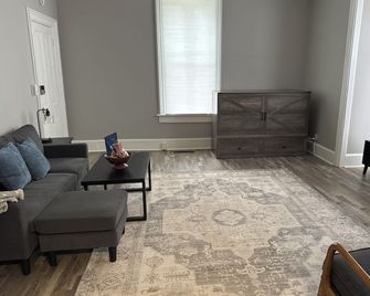 Historic Downtown Apartment Near Cedar River Trail - Charles City - Sala de estar