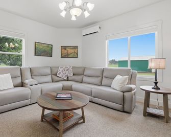 Relax at Stephens Legacy Farmhouse, a spacious 4BR retreat with valley and mountain views - Dayton - Sala de estar