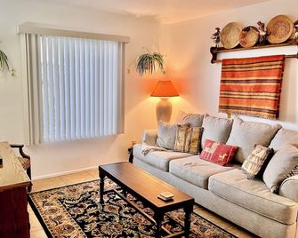 Hill’s Southwest Sierra Retreat Llc - Sierra Vista - Obývací pokoj