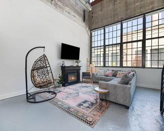 5108 Peters Cartridge factory · New Industrial Loft Space on Bike Trail - Lebanon - Living room