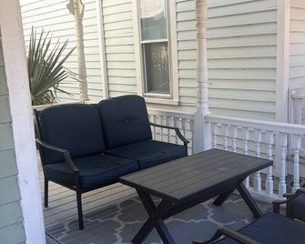 Downtown, Sleeps 9, Dog-friendly, Short Walk to the Beach - Cape Charles - Balcón