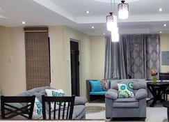 Travelholics Getaway - Piarco - Living room