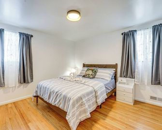 15 Mi to Dtwn Detroit: Cozy Family Home w/ Yard! - Detroit