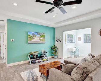 Sunshine Retreat FTL- 3 Bedroom vacation home in downtown Ft. Lauderdale - Fort Lauderdale - Living room