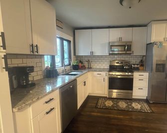 Cozy 1-bedroom house in delightful Two Rivers walking distance to Neshotah Beach - Two Rivers - Küche