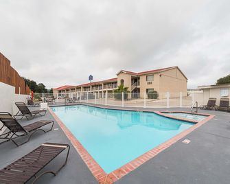 موتل 6 سان أنطونيو، تكساس - فييستا ترايلز - سان انطونيو - حوض السباحة