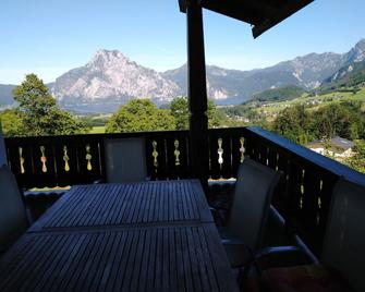 House with own. Pool, view of Traunsee & mountains - Altmünster - Balkón