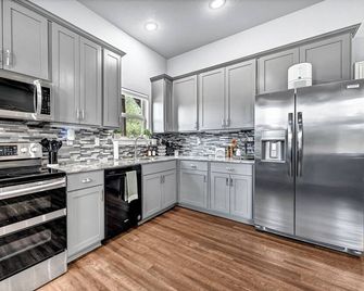 Petite Natural State Retreat 1 Bedroom & 1 Bathroom Luxury Guest House - Springdale - Kitchen
