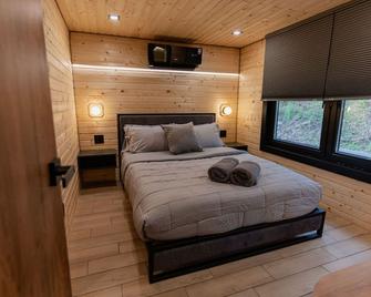 Unique and modern Leisure Lake Chalet #5 w/ Fishing, Paddle Boats, Photoshoots - Scotrun - Спальня