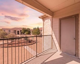 Spacious Escape | 3br2ba | Pool, Gym, Lounge, Park - San Antonio - Varanda