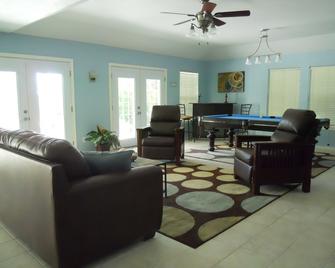 Private Guesthouse With Private Swimming Pool, Spa And Custom Pool Table - Gonzales - Living room