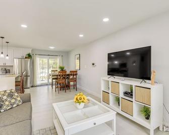 Near Top Attractions: Deck Dining at Severn Home! - Severn - Living room