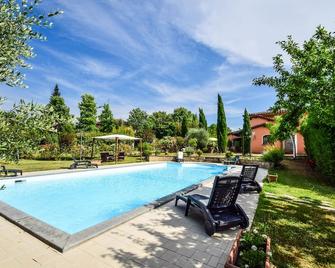 Villa with private pool and fenced garden 50 km from Pisa, Florence, sea. - Chiesina Uzzanese - Piscina