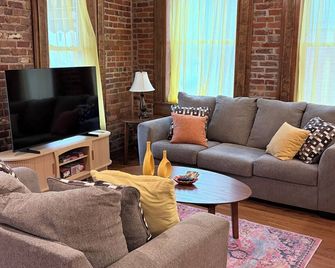 Chateau Du Burg-Historic 1bd, downtown, dog friendly, free breakfast and coffee - Warrensburg - Salon