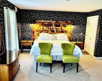 The Bond Inn Room #5 - Warrensburg - Habitación